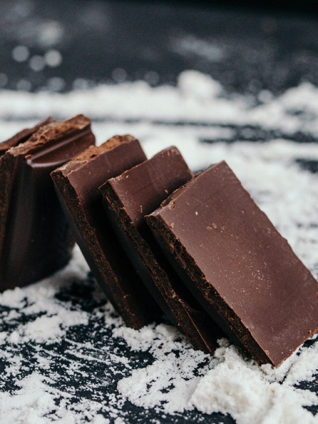 World Chocolate Day: डार्क चॉकलेट  के हैरान करने वाले फायदे