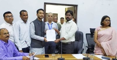 कलेक्टर अनूप कुमार सिंह ने दिव्यदत्य शाह को प्रदान किया निर्वाचित प्रमाण पत्र