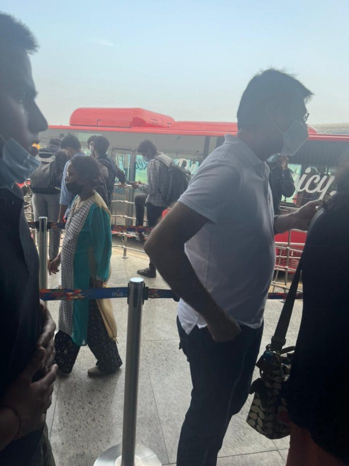 Delhi-jabalpur Flight : विमान में चिंगारी के बाद केबिन में भरा धुआं, SpiceJet की दिल्ली में इमरजेंसी लैंडिंग, सभी यात्री सुरक्षित
