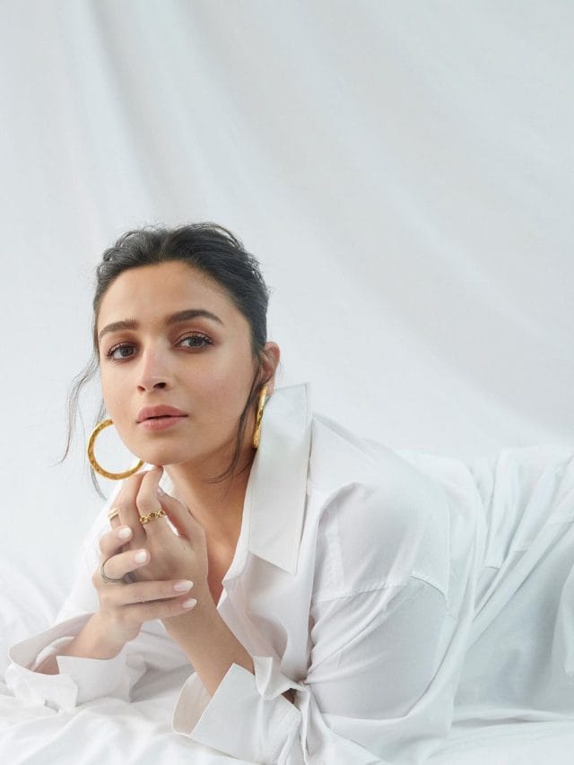 लेट-लेटकर प्रेग्नेंसी में Alia Bhatt दे रही पोज, फोटो देख फैंस हुए हैरान