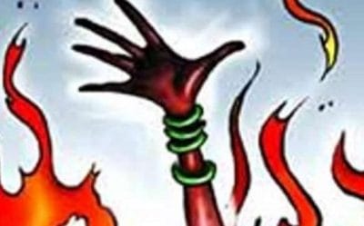 पति ने पत्नी पर केरोसिन डालकर लगाई आग, गंभीर हालत में अस्पताल में भर्ती