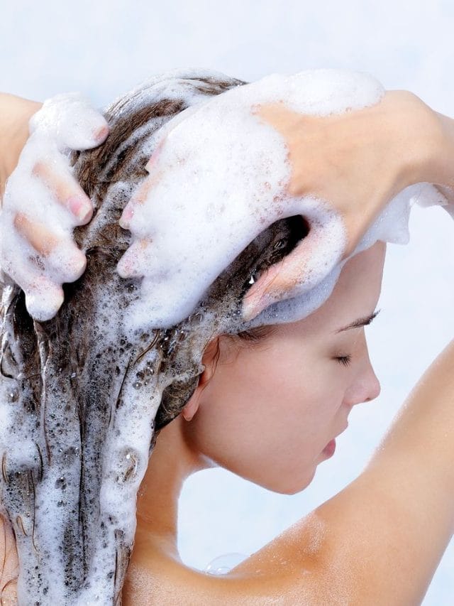 शैम्पू (Shampoo) करते समय इन बातों का ख्याल जरूर रखें