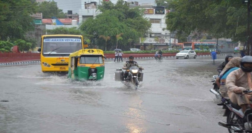 Clouds rained heavily in Indore, the city submerged in 4 hours | Heavy Rain  in Indore : जमकर बरसे इंदौर में बादल, 4 घंटे में तरबतर हुआ शहर, इतने इंच  बारिश दर्ज |