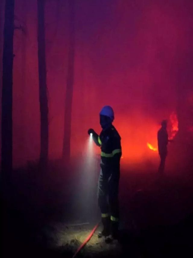 हीटवेव जारी रहने के कारण दक्षिणी यूरोप में आग लगी है