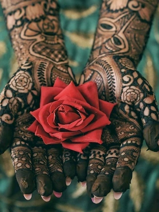 जानें सावन में मेहंदी लगाने का महत्व, ट्राइ करें ये डिजाइन