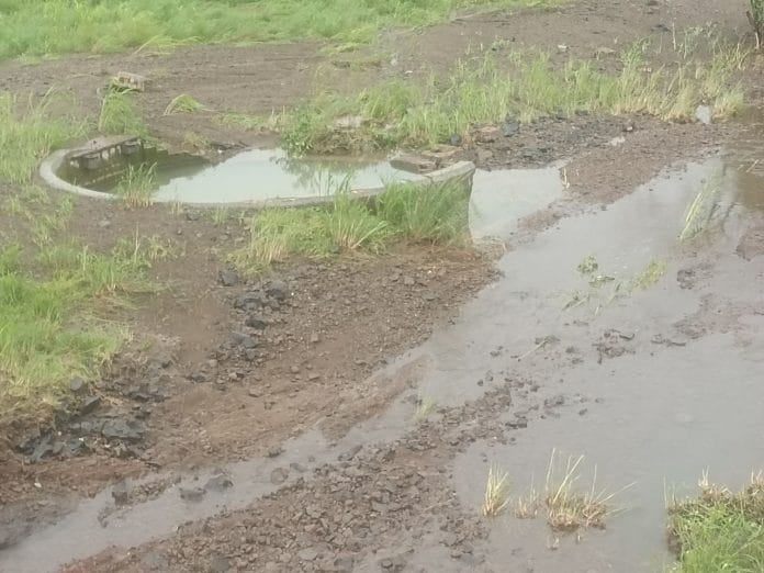 भ्रष्टाचार की भेंट चढ़ी तालाब की पाल, पहली ही बारिश में बह गई, पढ़ें पूरी खबर