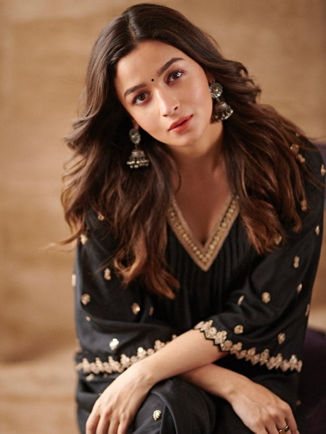 Alia Bhatt ने सिंपल लुक में दिखाया इतना बड़ा बेबी बंप, तस्वीरें वायरल