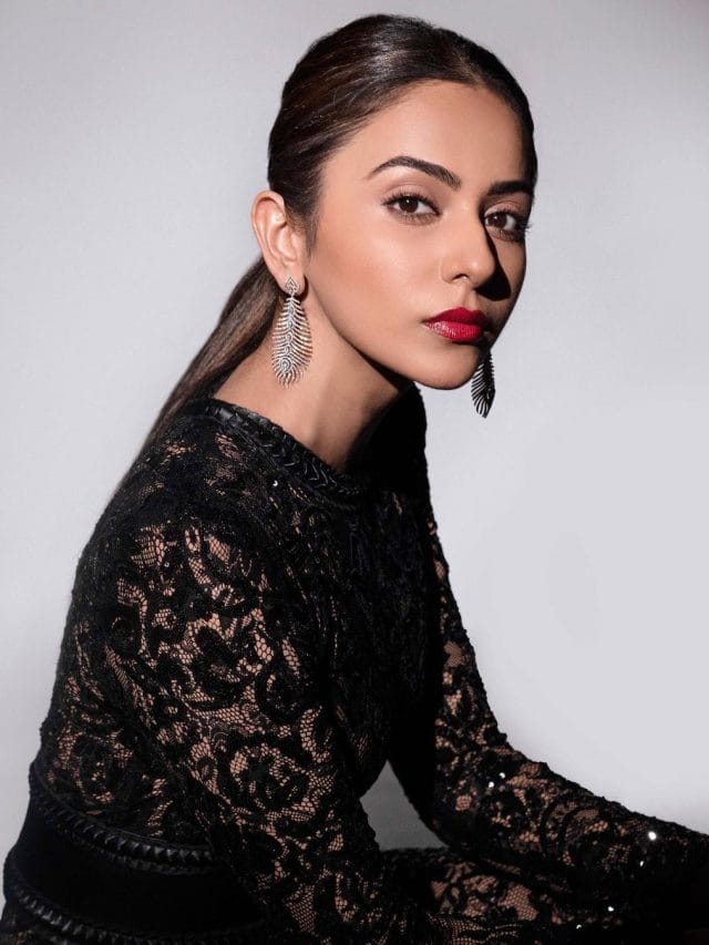 ट्रांसपेरेंट जंप सूट में रकुल प्रीत सिंह