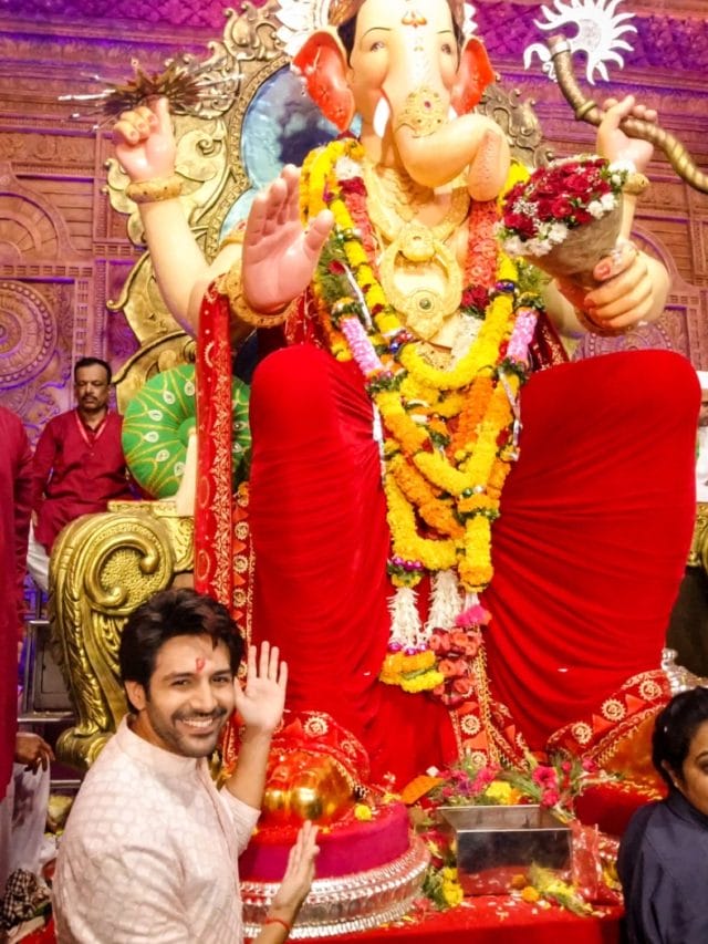 बॉलीवुड की मशहूर हस्तियों ने ऐसे मनाई गणेश चतुर्थी, देखें तस्वीर