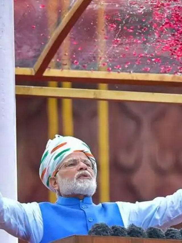तिरंगा साफा से लेकर नीली जैकेट…आजादी के 76वें जश्न पर बेहद खास ड्रेस में दिखे पीएम मोदी…