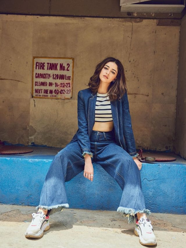 अनन्या पांडे ने डेनिम क्रॉप टॉप और जींस में लगाया ग्लैमर का तड़का, देखें किलर लुक