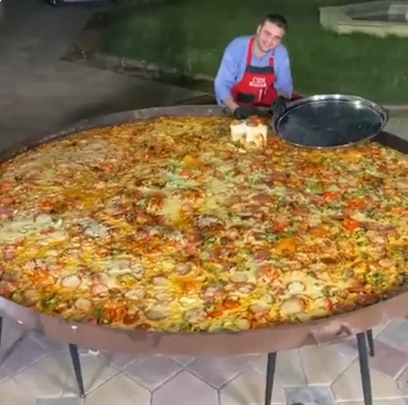 xxxxl-pizza-it-takes-a-lot-of-hard-work-to-make-such-a-big-pizza