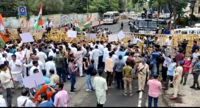 भोपाल : राजभवन घेरने निकले काँग्रेसियों को पुलिस ने बैरिकेट्स लगाकर पहले ही रोका