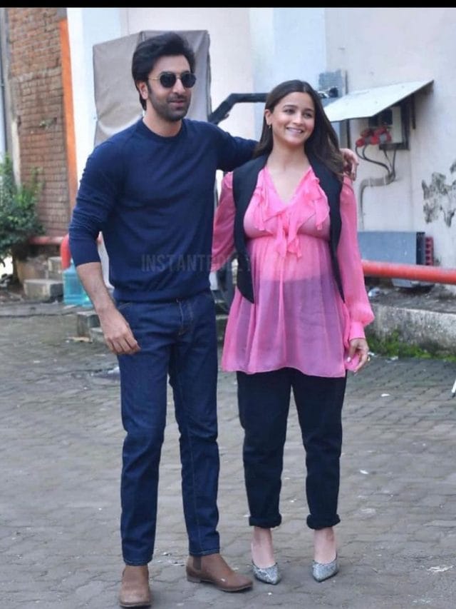 आलिया भट्ट ने फ्लॉन्ट किया बेबी बंप