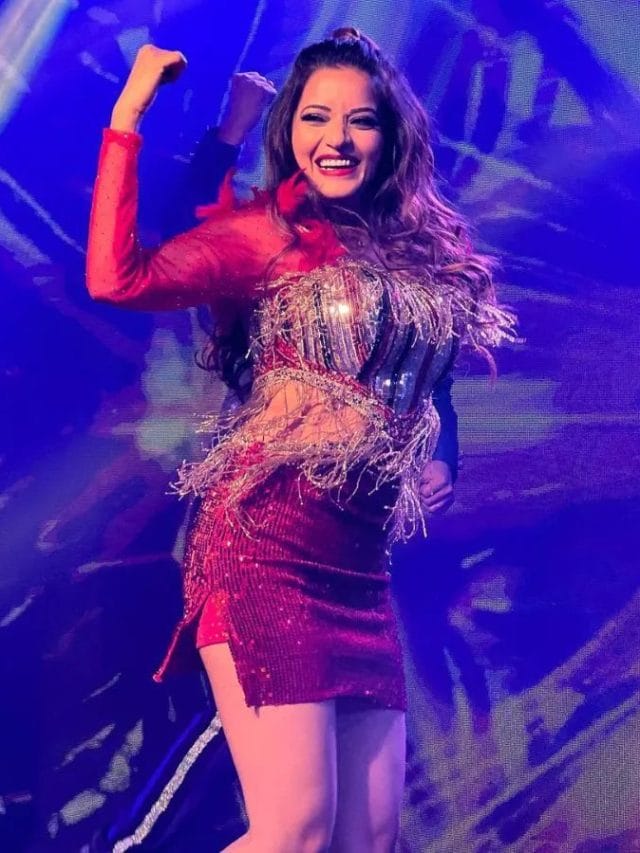 मोनालिसा का ये अवतार नहीं देखा होगा पहले, रेड ड्रेस में लगाई स्टेज पर आग