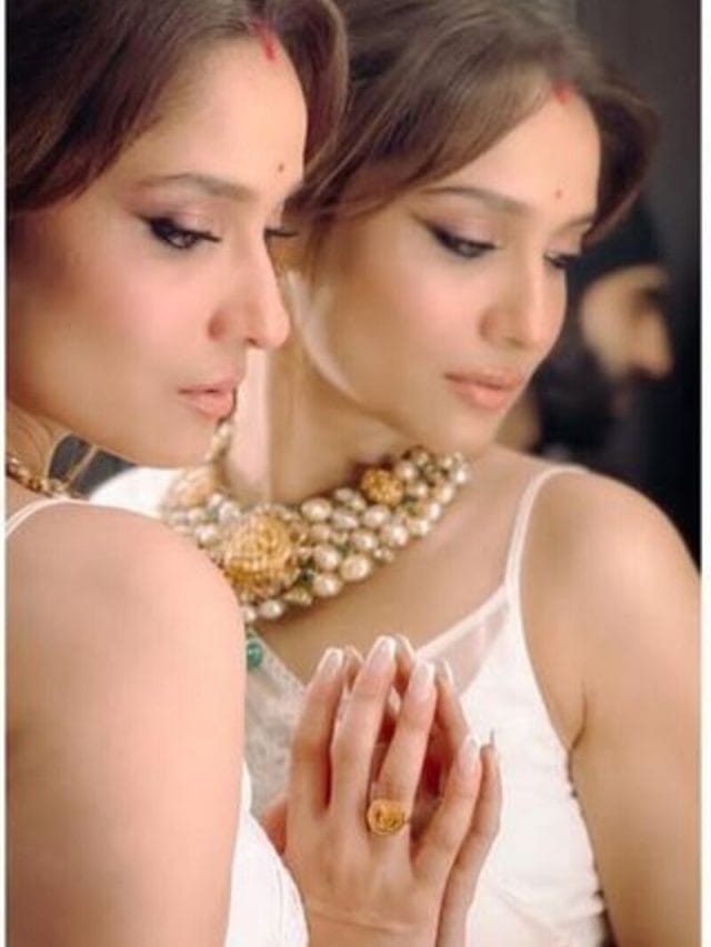 तीज के दिन Ankita Lokhande ने साड़ी पहनकर चुराया फैंस का दिल