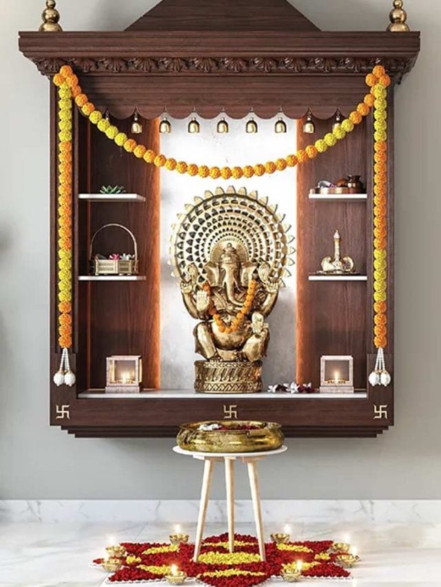 घर के मंदिर में न रखें ये चीजें, हो सकते हैं बर्बाद