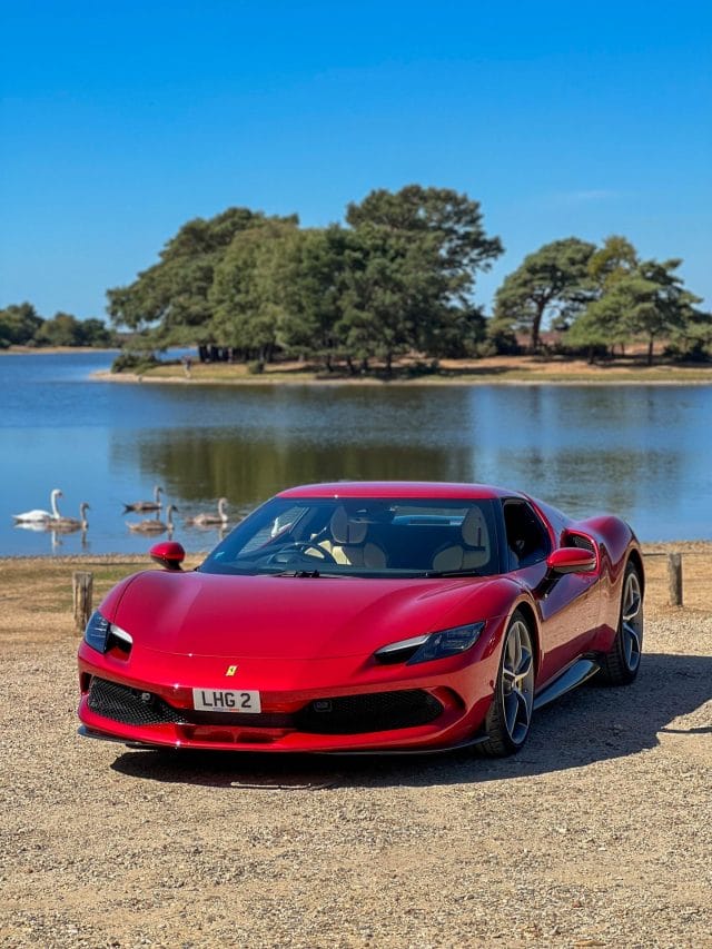 Ferrari की नई हाइब्रिड सुपरकार हुई भारत में लॉन्च