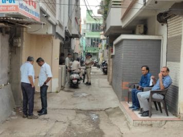 Bhopal : बैरागढ़ में चिकित्सा शिक्षा विभाग के क्लर्क के घर EOW का छापा, चक्कर खाकर गिरा कर्मचारी, अस्पताल में भर्ती