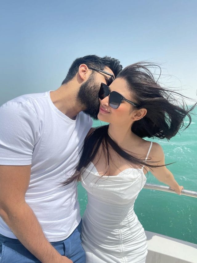 पति संग रोमांटिक अंदाज में दिखी Mouni Roy, लिपलॉक की तस्वीरें Viral