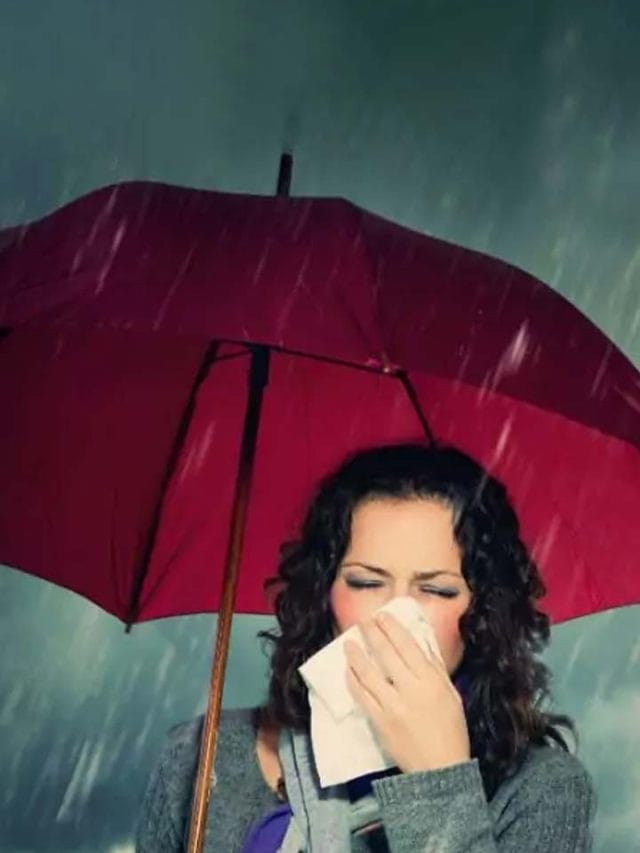 बारिश में बढ़ जाती हैं ये बीमारियां, जानें लक्षण