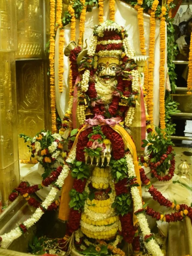 काशी जाएं तो विश्वनाथ के साथ इन 12 लिंगों के दर्शन करें