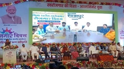 Indore : रोजगार दिवस पर CM ने स्वरोजगार ऋण बांटे, हितग्राहियों से पूछा ये सवाल