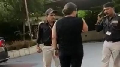 नोएडा में गार्ड के साथ महिला ने की गाली-गलौच और मारपीट, वायरल हुआ वीडियो