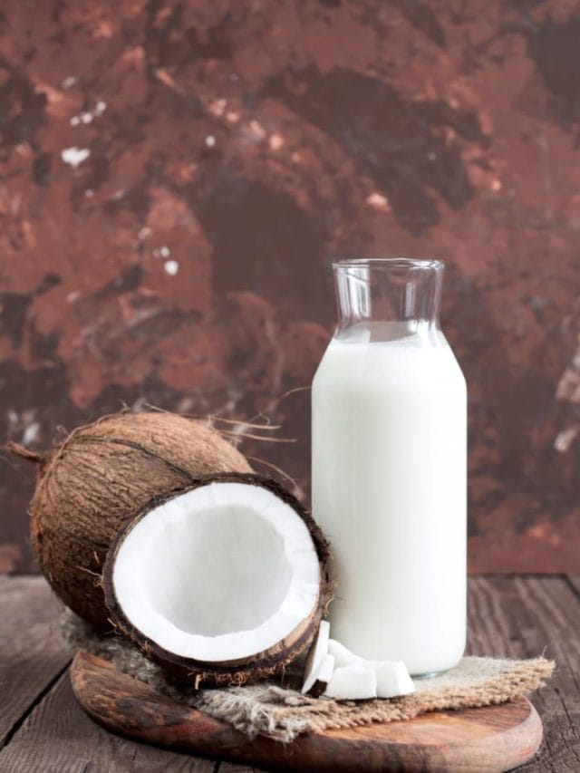 स्किन और बालों के लिए फायदेमंद है नारियल का दूध