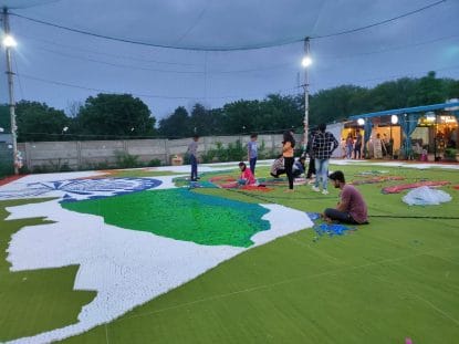 Indore : 6 लाख प्लास्टिक के ढक्कनों से बनाया PM मोदी का पोट्रेट, वर्ल्ड बुक ऑफ लंदन में नाम दर्ज
