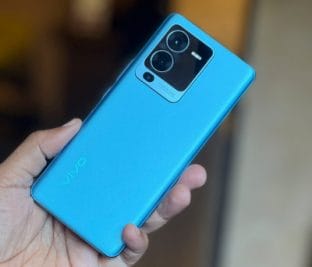 Vivo V25 Pro Review: दमदार कैमरा और कलर चेंजिंग डिजाइन के साथ मिलने वाला सस्ता स्मार्टफोन, यहाँ जानें