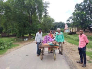 108 फोन करने के बाद भी नहीं आई एम्बुलेंस, बीमार पिता को ठेले पर रखकर अस्पताल ले गया बेटा