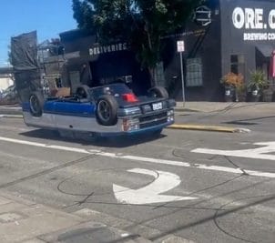 Video : जब सड़क पर निकली उल्टी कार, पहिए ऊपर गाड़ी नीचे