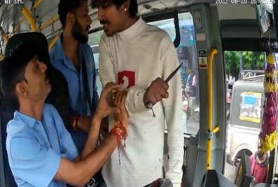 बदमाशों को सिटी बस में ड्राइवर और कंडक्टर को चाकू दिखाना पड़ा महंगा, जानें कैसे
