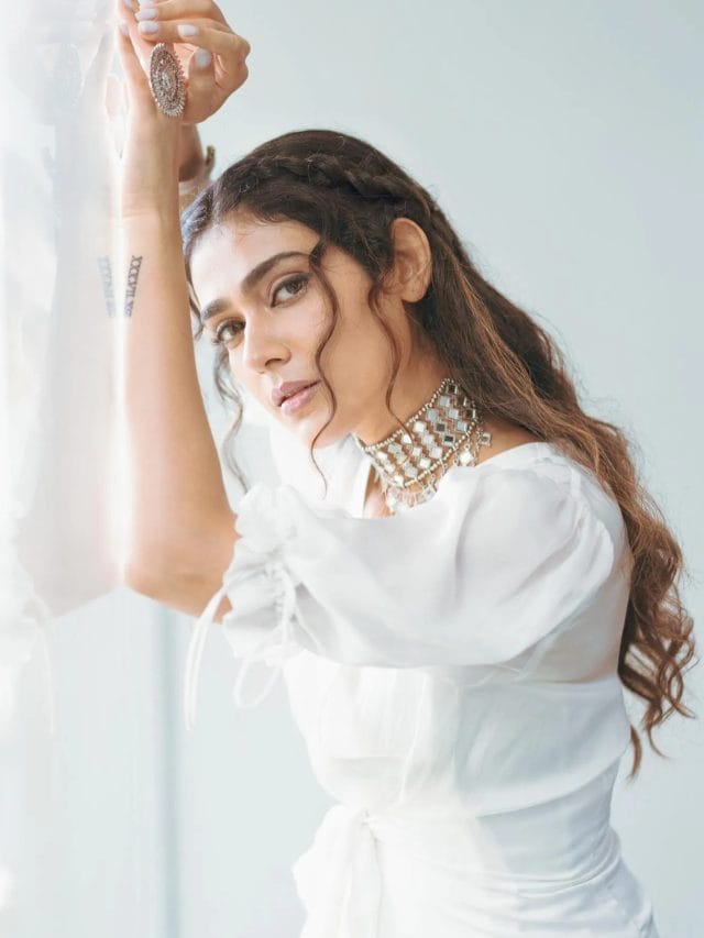 लेटेस्ट लुक में आकांक्षा हॉट एंड बोल्ड नजर आईं