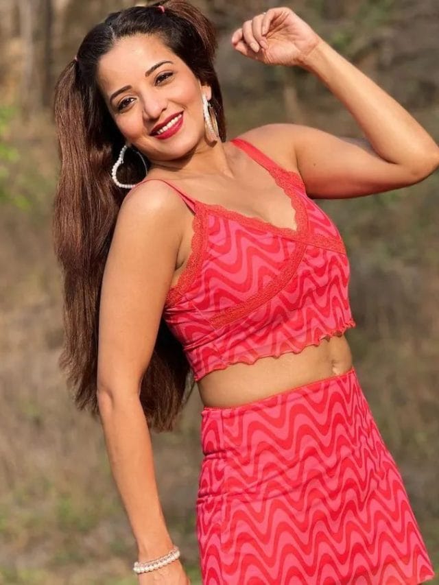 मोनालिसा ने क्रॉप टॉप और मिनी स्कर्ट में ऐसे दिए पोज