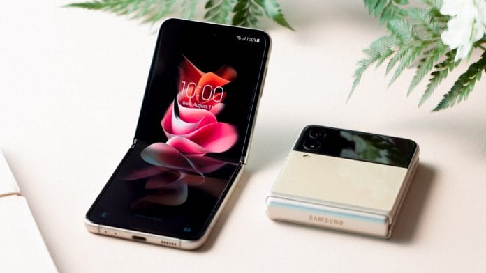 Samsung के दोनों फोल्डेबल स्मार्टफोन से हटा पर्दा, डिजाइन ने बनाया लोगों को दीवाना, कीमत का भी हुआ खुलासा