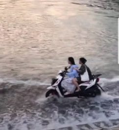 Video : जब लड़की ने उफनती नदी में उतार दी स्कूटी, लोगों ने कहा ‘पापा की परी’