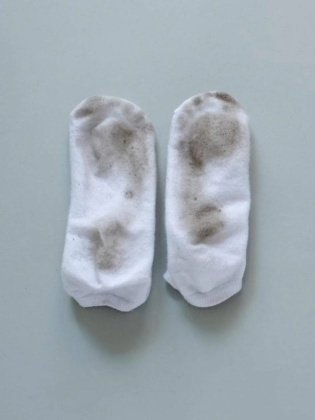 गंदे सफेद मोजे कैसे साफ करें?