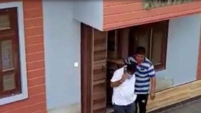 गुपचुप तरीके से महिला टीचर के घर घुसे एसडीएम, मुंह छिपाकर आए बाहर, दोनों सस्पेंड