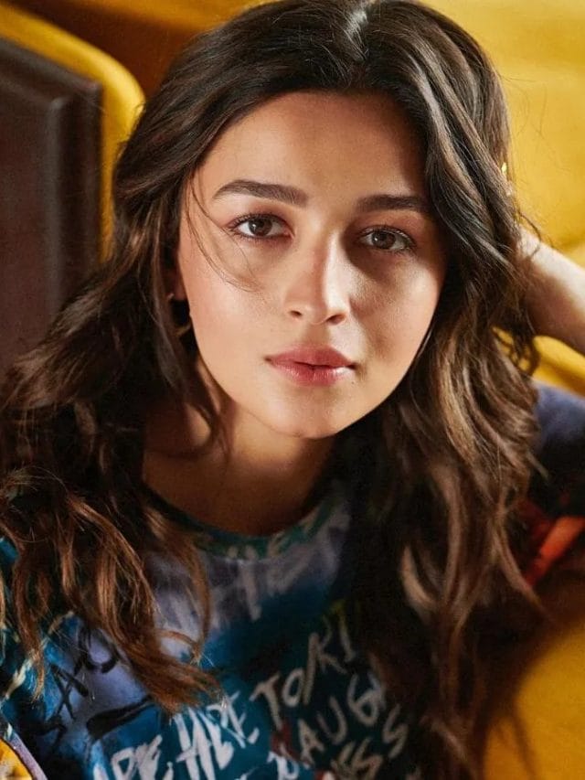 ओवरसाइज टॉप पहन सुर्ख़ियों में आई Alia Bhatt, लग रही बला की खूबसूरत