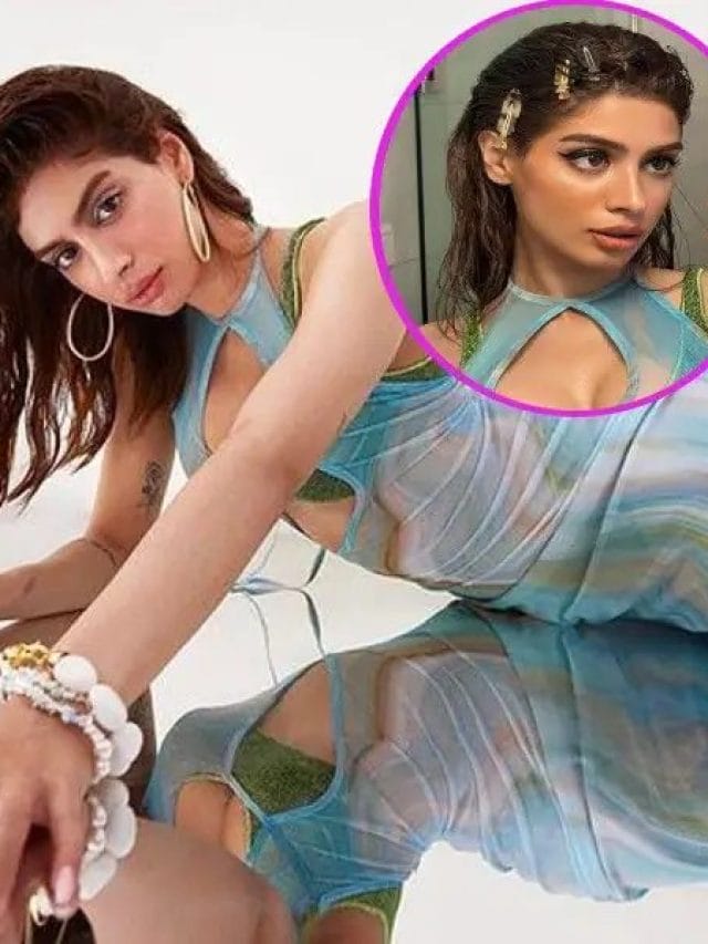 ब्लू ट्रांसपेरेंट ड्रेस ड्रेस में खुशी कपूर का हॉट लुक…