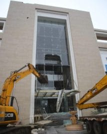 Indore : अल सुबह इंडस्ट्री हाउस पर बने शोरूम पर चले निगम के हथोड़े, देखें वीडियो