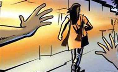 स्कूली छात्रा को रास्ते में रोक मनचले ने की छेड़छाड़, मना करने पर मारपीट कर वीडियो किया वायरल