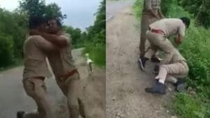 नशे की हालत में पैसे के बंटवारे को लेकर भिड़े सिपाही और होमगार्ड, वायरल हुआ वीडियो