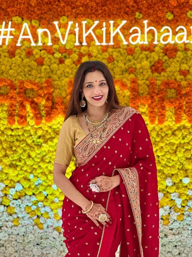 रेड साड़ी में मोनालिसा का गॉर्जियस लुक, देखें खूबसूरत फ़ोटोज़