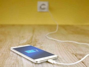 स्मार्टफोन भी स्लो चार्ज होता है, तो ये तरीके आजमाइए