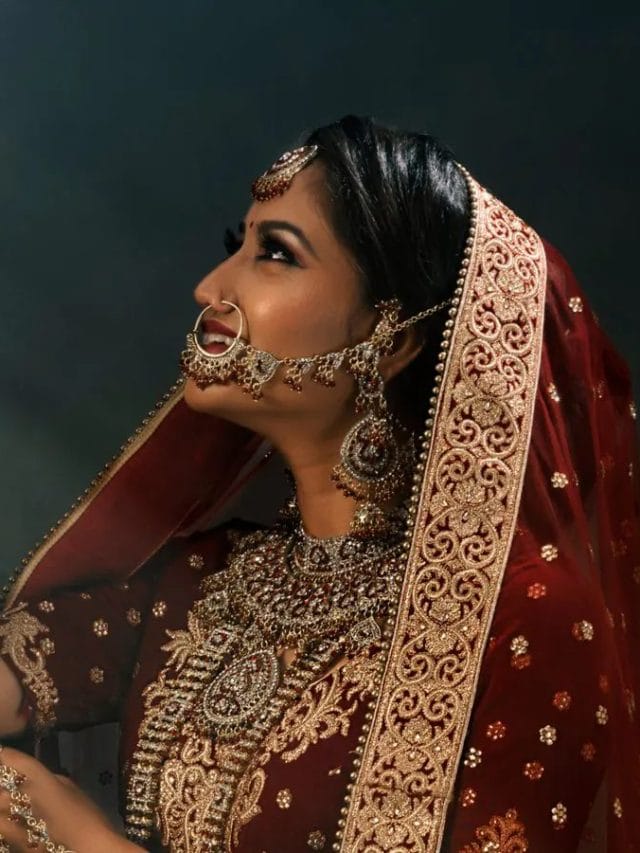 इन चीजों के बिना अधूरा होता है करवा चौथ का शृंगार, देखें यहाँ