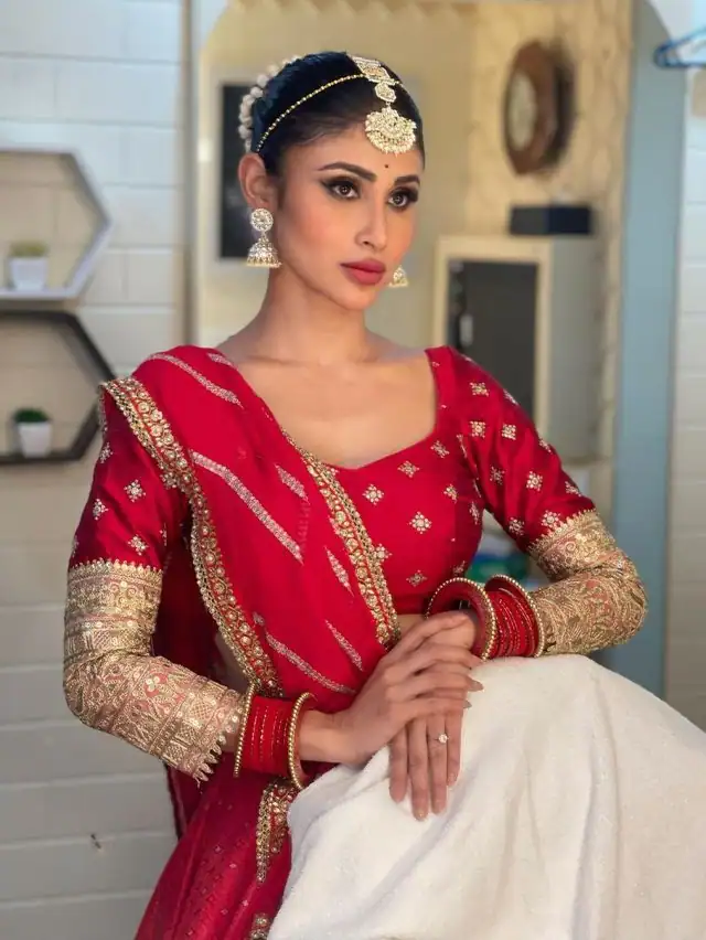 actress_mouni_roy_latest_bridal_look_gone_viral_on_social_media_check_out_1637550895