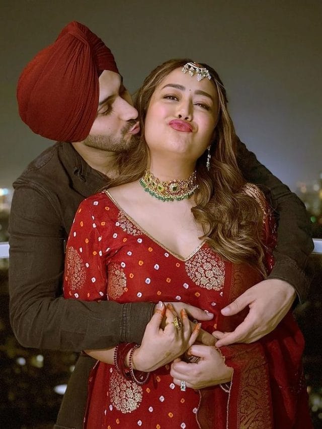 Karwa Chauth : अपने चांद का दीदार करते नजर आए बॉलीवुड सेलेब्स, देखें फोटो